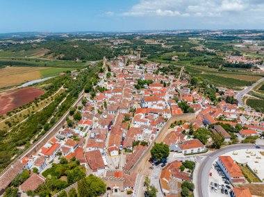 Duvarlarla çevrili tarihi Obidos kasabasının insansız hava aracı görüntüsü