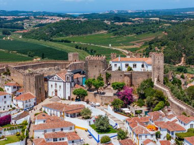 Duvarlarla çevrili tarihi Obidos kasabasının insansız hava aracı görüntüsü