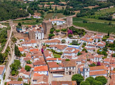 Duvarlarla çevrili tarihi Obidos kasabasının insansız hava aracı görüntüsü