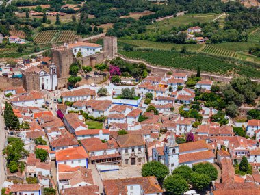 Duvarlarla çevrili tarihi Obidos kasabasının insansız hava aracı görüntüsü