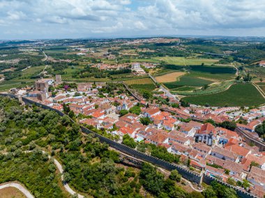 Duvarlarla çevrili tarihi Obidos kasabasının insansız hava aracı görüntüsü