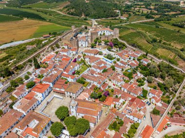 Duvarlarla çevrili tarihi Obidos kasabasının insansız hava aracı görüntüsü