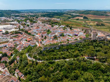 Duvarlarla çevrili tarihi Obidos kasabasının insansız hava aracı görüntüsü