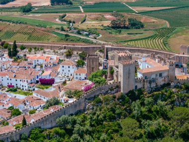 Duvarlarla çevrili tarihi Obidos kasabasının insansız hava aracı görüntüsü