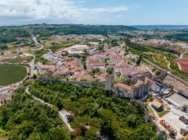 Duvarlarla çevrili tarihi Obidos kasabasının insansız hava aracı görüntüsü