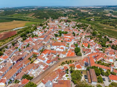 Duvarlarla çevrili tarihi Obidos kasabasının insansız hava aracı görüntüsü