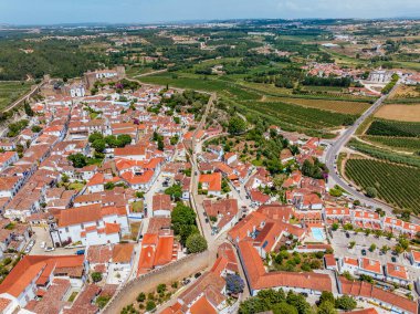 Duvarlarla çevrili tarihi Obidos kasabasının insansız hava aracı görüntüsü
