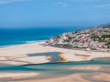 Foz do Arelho ve Atlantik Okyanusu 'ndaki Obido gölünün panoramik görüntüsü. Portekiz