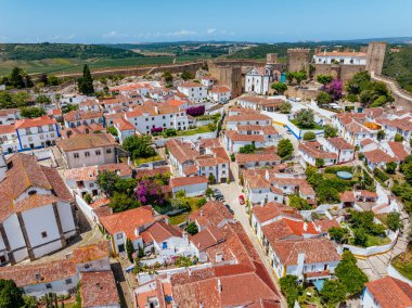 Duvarlarla çevrili tarihi Obidos kasabasının insansız hava aracı görüntüsü