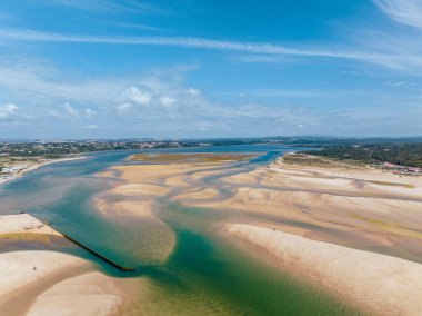 Foz do Arelho ve Atlantik Okyanusu 'ndaki Obido gölünün panoramik görüntüsü. Portekiz