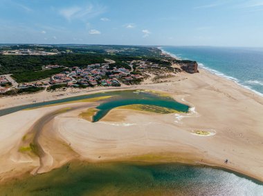 Foz do Arelho ve Atlantik Okyanusu 'ndaki Obido gölünün panoramik görüntüsü. Portekiz