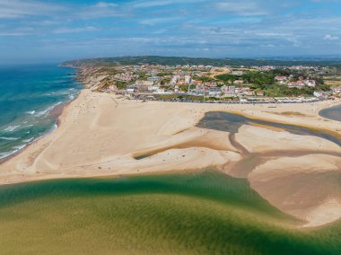 Foz do Arelho ve Atlantik Okyanusu 'ndaki Obido gölünün panoramik görüntüsü. Portekiz