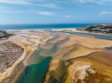 Foz do Arelho ve Atlantik Okyanusu 'ndaki Obido gölünün panoramik görüntüsü. Portekiz