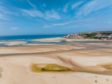 Foz do Arelho ve Atlantik Okyanusu 'ndaki Obido gölünün panoramik görüntüsü. Portekiz