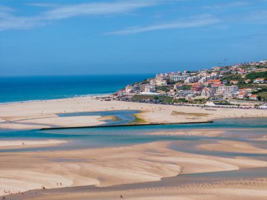 Foz do Arelho ve Atlantik Okyanusu 'ndaki Obido gölünün panoramik görüntüsü. Portekiz