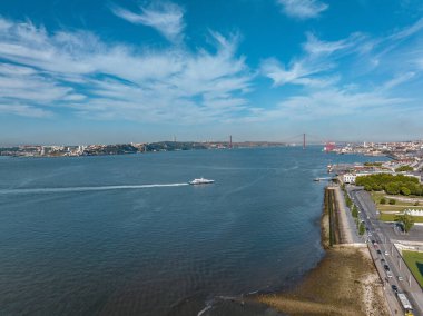 Lizbon, Portekiz 'de Praca do comercio' nun hava aracı görüntüsü