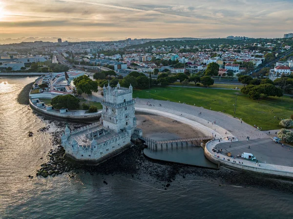 Lizbon, Portekiz - 17 Haziran 2023: Lizbon, Portekiz 'de gün batımında Belem Kulesi' nin insansız hava aracı görüntüsü