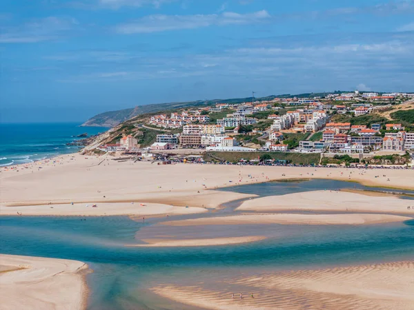 Foz do Arelho ve Atlantik Okyanusu 'ndaki Obido gölünün panoramik görüntüsü. Portekiz