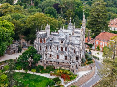 Portekiz, Sintra - 26 Haziran 2023: İHA perspektifi, Portekiz 'in Sintra kentindeki Quinta da Regaleira' nın pitoresk görüntüsünü yakalıyor