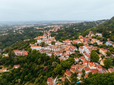 Portekiz 'in büyüleyici şehri Sintra' nın nefes kesici hava manzarası manzaralı güzelliğini ve eşsiz mimarisini gözler önüne seriyor.