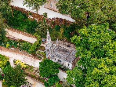 Portekiz, Sintra - 26 Haziran 2023: İHA perspektifi, Portekiz 'in Sintra kentindeki Quinta da Regaleira' nın pitoresk görüntüsünü yakalıyor