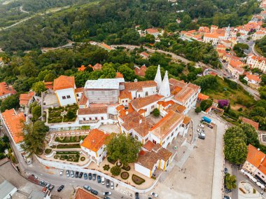 Portekiz 'in büyüleyici şehri Sintra' nın nefes kesici hava manzarası manzaralı güzelliğini ve eşsiz mimarisini gözler önüne seriyor.