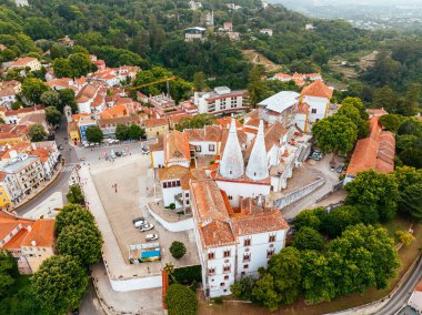 Portekiz 'in büyüleyici şehri Sintra' nın nefes kesici hava manzarası manzaralı güzelliğini ve eşsiz mimarisini gözler önüne seriyor.