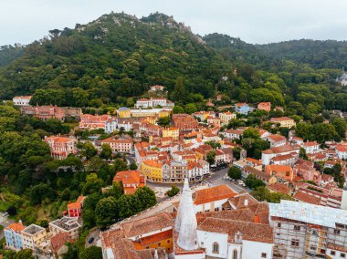 Portekiz 'in büyüleyici şehri Sintra' nın nefes kesici hava manzarası manzaralı güzelliğini ve eşsiz mimarisini gözler önüne seriyor.
