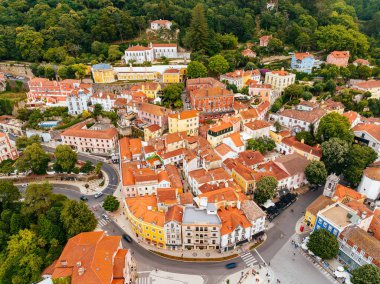 Portekiz 'in büyüleyici şehri Sintra' nın nefes kesici hava manzarası manzaralı güzelliğini ve eşsiz mimarisini gözler önüne seriyor.