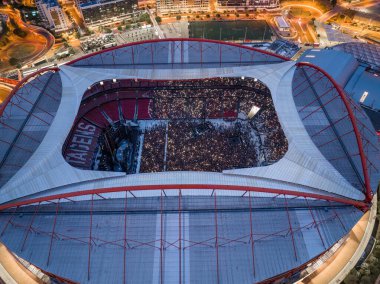 Portekiz, Lisabon - 26 Haziran 2023: Stadyumdaki konserde Rammstein taraftarlarının muazzam kalabalığını gösteren insansız hava aracı görüntüsü