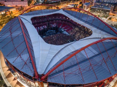 Portekiz, Lisabon - 26 Haziran 2023: Stadyumdaki konserde Rammstein taraftarlarının muazzam kalabalığını gösteren insansız hava aracı görüntüsü