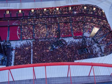 Portekiz, Lizbon - 26 Haziran 2023: Alman bandosu Rammstein 'in konserindeki büyük hayran kitlesinin insansız hava aracı görüntüsü
