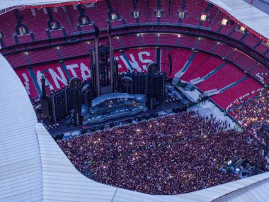 Portekiz, Lisabon - 26 Haziran 2023: Stadyumdaki konserde Rammstein taraftarlarının muazzam kalabalığını gösteren insansız hava aracı görüntüsü