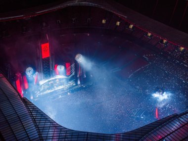 Portekiz, Lizbon - 26 Haziran 2023: Alman bandosu Rammstein 'in konserindeki büyük hayran kitlesinin insansız hava aracı görüntüsü