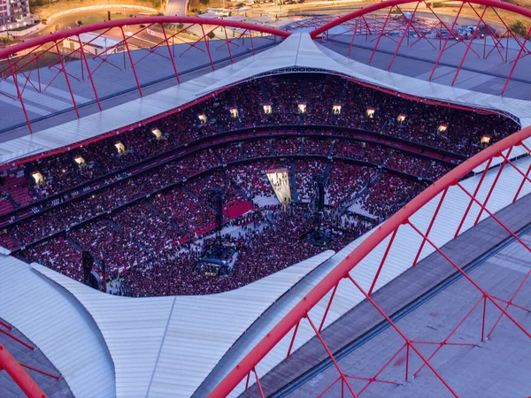 ポルトガル リスボン 2023年6月26日 ドイツのバンドRammsteinのコンサートでファンの巨大な群衆の空中ドローンビュー — ストック写真