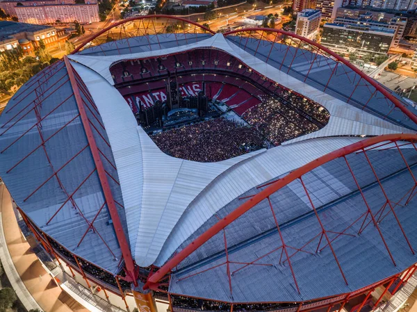 ポルトガル リスボン 2023年6月26日 スタジアムのコンサートでラムシュタインのファンの大群衆をキャプチャ信じられないほどのドローンビュー — ストック写真