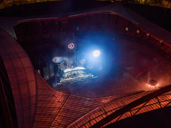 Portekiz, Lizbon - 26 Haziran 2023: Alman bandosu Rammstein 'in konserindeki büyük hayran kitlesinin insansız hava aracı görüntüsü