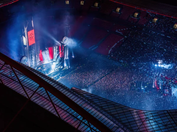 Portekiz, Lizbon - 26 Haziran 2023: Alman bandosu Rammstein 'in konserindeki büyük hayran kitlesinin insansız hava aracı görüntüsü