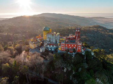 Portekiz, Sintra 'daki Pena Ulusal Sarayı ve Park' ın insansız hava aracı görüntüsü