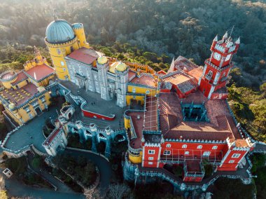 Portekiz, Sintra 'daki Pena Ulusal Sarayı ve Park' ın insansız hava aracı görüntüsü