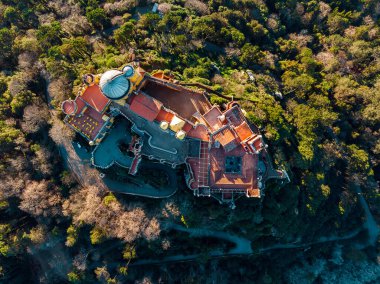 Portekiz, Sintra 'daki Pena Ulusal Sarayı ve Park' ın insansız hava aracı görüntüsü