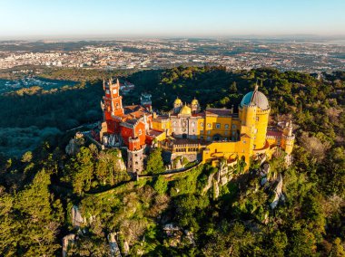 Portekiz, Sintra 'daki Pena Ulusal Sarayı ve Park' ın insansız hava aracı görüntüsü