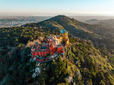 Portekiz, Sintra 'daki Pena Ulusal Sarayı ve Park' ın insansız hava aracı görüntüsü