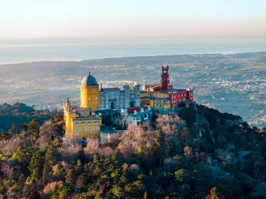 Portekiz, Sintra 'daki Pena Ulusal Sarayı ve Park' ın insansız hava aracı görüntüsü