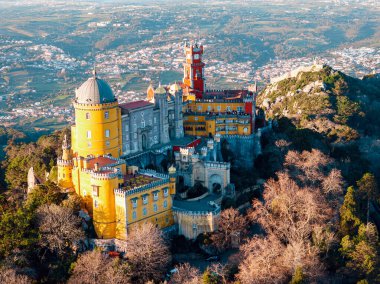 Portekiz, Sintra 'daki Pena Ulusal Sarayı ve Park' ın insansız hava aracı görüntüsü