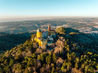 Portekiz, Sintra 'daki Pena Ulusal Sarayı ve Park' ın insansız hava aracı görüntüsü