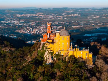 Portekiz, Sintra 'daki Pena Ulusal Sarayı ve Park' ın insansız hava aracı görüntüsü