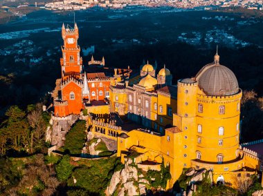 Portekiz, Sintra 'daki Pena Ulusal Sarayı ve Park' ın insansız hava aracı görüntüsü