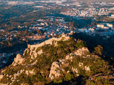 Portekiz, Sintra 'daki Pena Ulusal Sarayı ve Park' ın insansız hava aracı görüntüsü