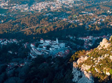 Portekiz, Sintra 'daki Pena Ulusal Sarayı ve Park' ın insansız hava aracı görüntüsü